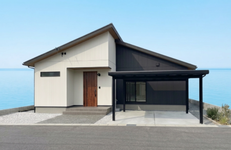 シンプルでかっこいい。モノトーンで見せる海の見える平屋。
